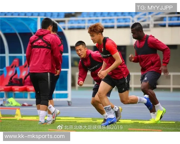 大学足球队训练的科学方法与团队协作提升技巧探讨